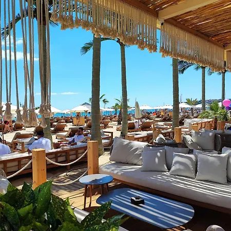 Sunny Cozy With A Pool