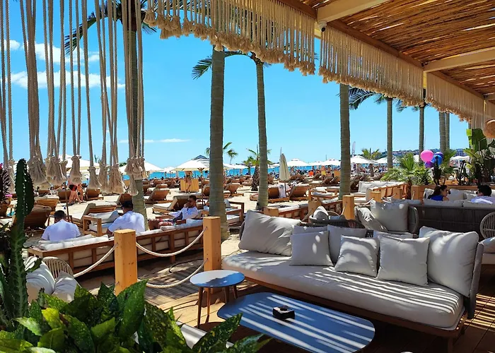 Sunny Cozy With A Pool