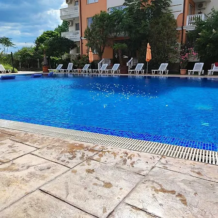 Апартамент Sunny Cozy With A Pool